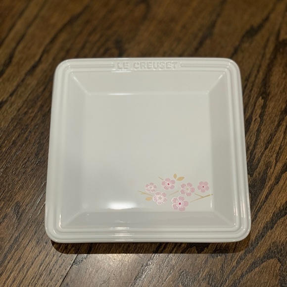 New Le Creuset Sakura Small Square Plates Set of 2 - Picture 3 of 5